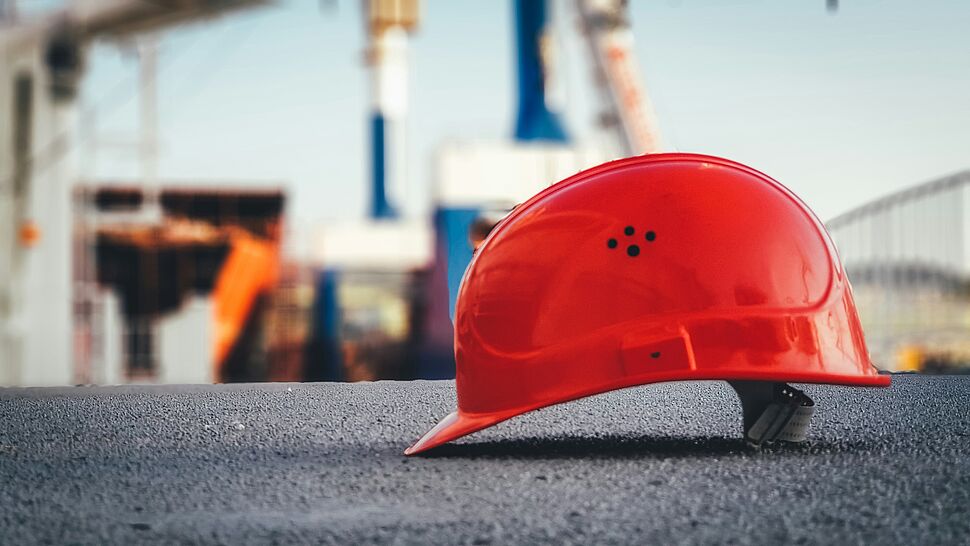 Roter Helm liegt auf Boden