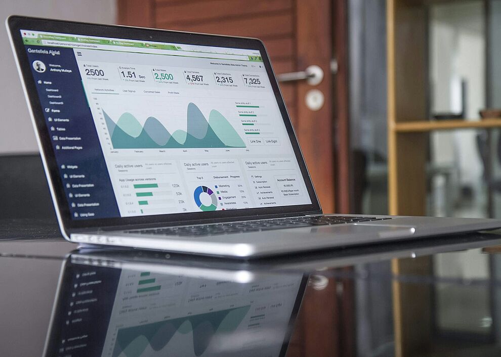 Auf einem Laptop wird ein Dashboard mit Diagrammen, Kennzahlen und Auswertungen angezeigt. Das Bild veranschaulicht die Analyse und Überwachung von Daten im HSE-Management