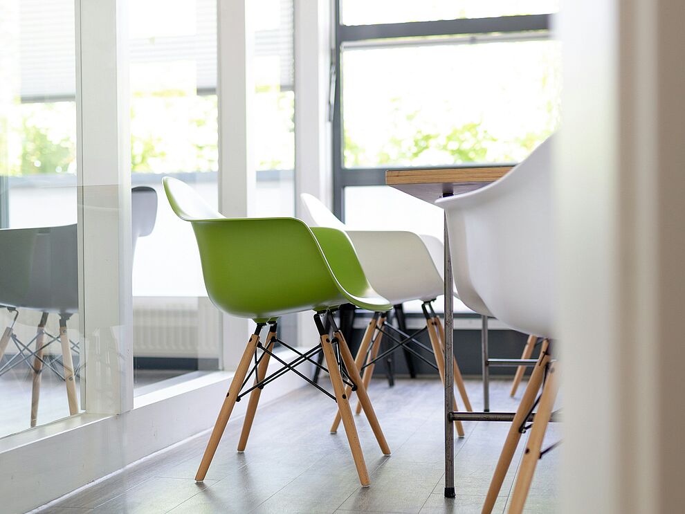 Heller Besprechungs- und Seminarraum mit modernen Stühlen, geeignet für Seminare und Workshopveranstaltungen