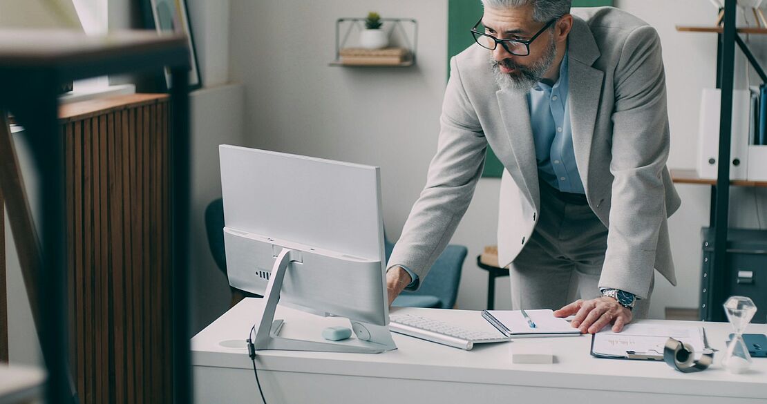 Person analysiert Informationen am Arbeitsplatz. Das Bild steht für Sicherheitsmanagement, Führungsverantwortung und den Aufbau einer positiven Sicherheitskultur.