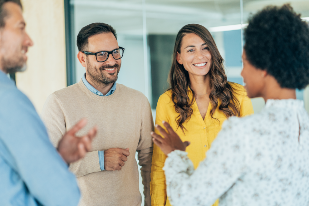 Gruppe im Gespräch im Büro