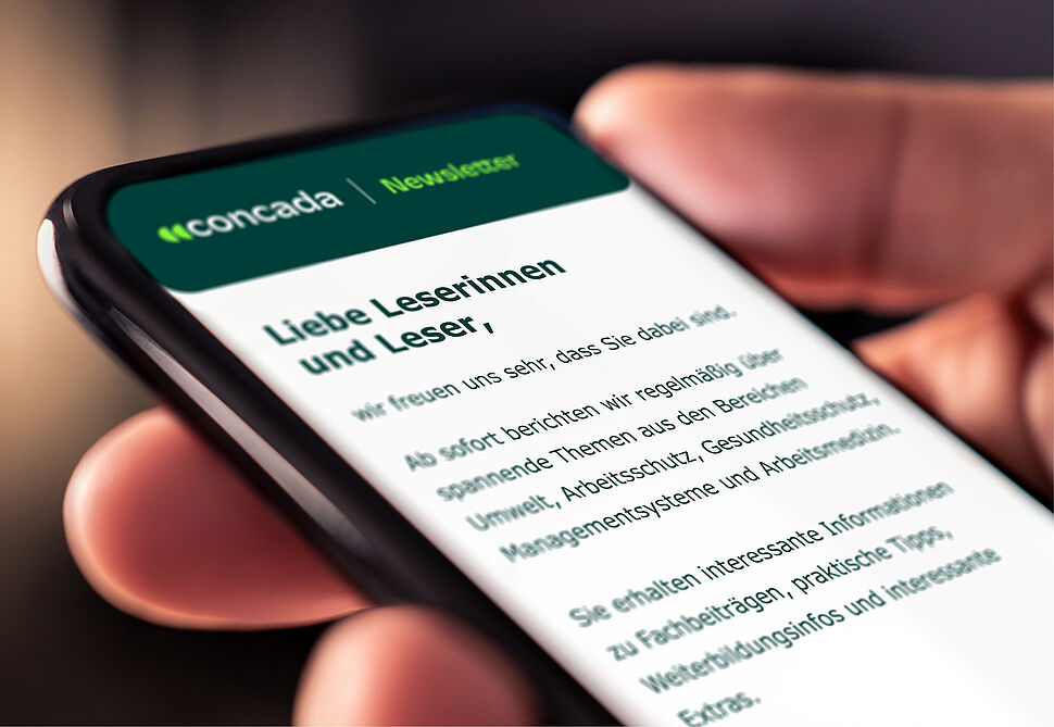 Jemand hält ein Smartphone in der Hand