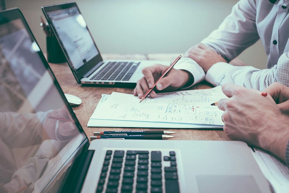 Gemeinsame Arbeit an Unterlagen und Computer zur Dokumentation und Verbesserung von Prozessen im Managementsystem
