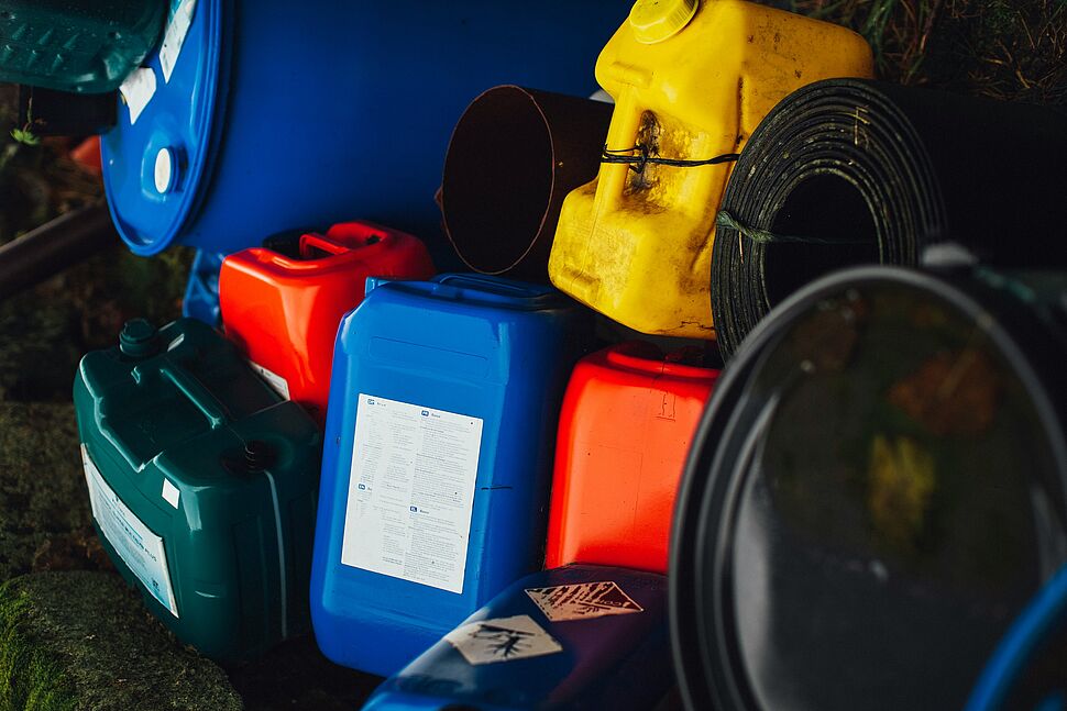 Eine Ansammlung von Gefahrstoffen in Behältern