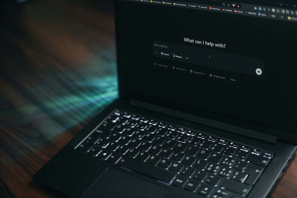 Laptop mit geöffneter KI-Anwendung als Symbol für den Einsatz künstlicher Intelligenz im Arbeitsalltag sowie im Arbeits- und Brandschutz.