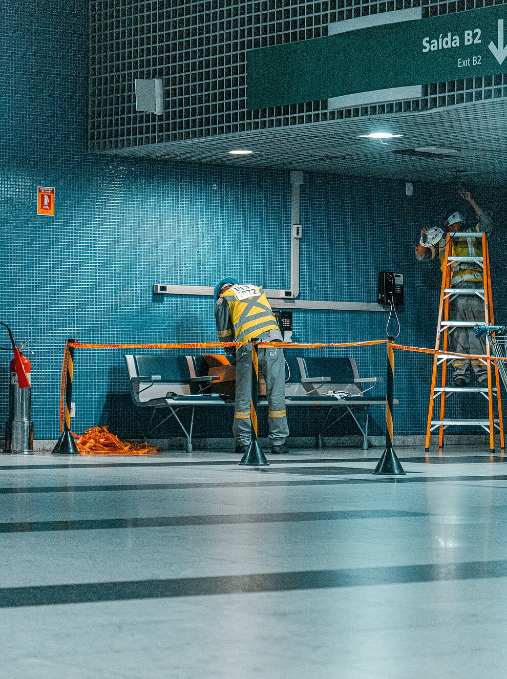 Abgesperrter Arbeitsbereich mit Beschäftigten bei Wartungsarbeiten. Das Bild verdeutlicht die Bedeutung von Sicherheitskultur, Arbeitsschutz und sicherem Verhalten im Betrieb.