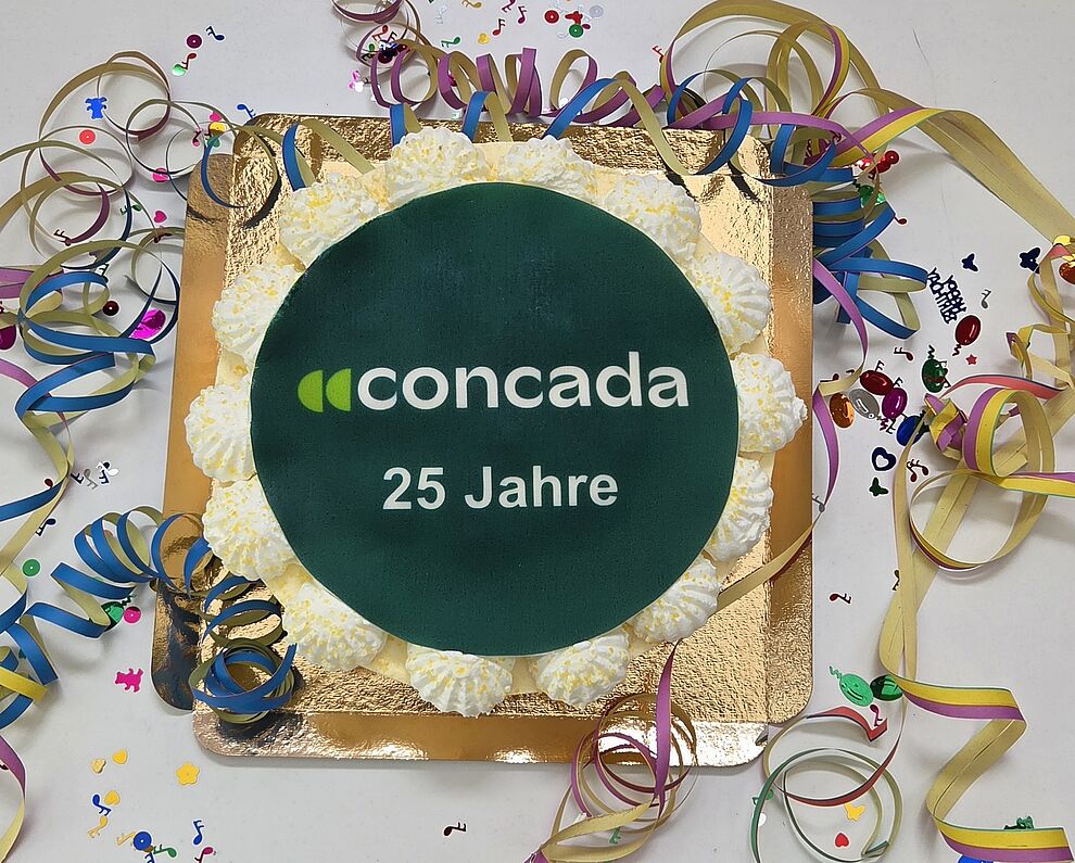 Festlich dekorierte Torte anlässlich des 25-jährigen Unternehmensjubiläums von concada mit Firmenlogo und Konfetti.