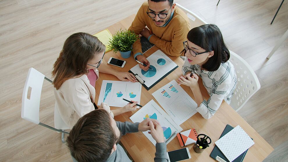 Team im Unternehmen analysiert ESG- und Nachhaltigkeitskennzahlen zur Integration in bestehende Managementsysteme