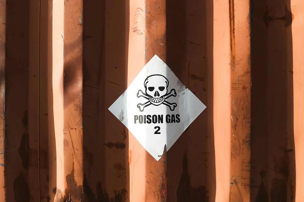 Das Gefahrstoffsymbol giftig auf einem Container