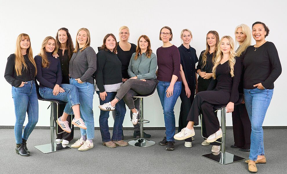 Teamfoto der concada GmbH: Mitarbeitende des Weiterbildungsteams für Arbeitsschutz, Gesundheit und Management stehen gemeinsam