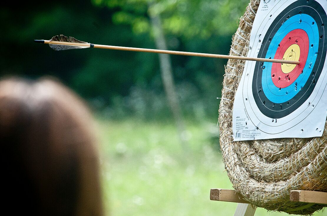 Zielscheibe im Fokus als Symbol für gezielte Weiterbildung und persönliche Entwicklung von Mitarbeitenden