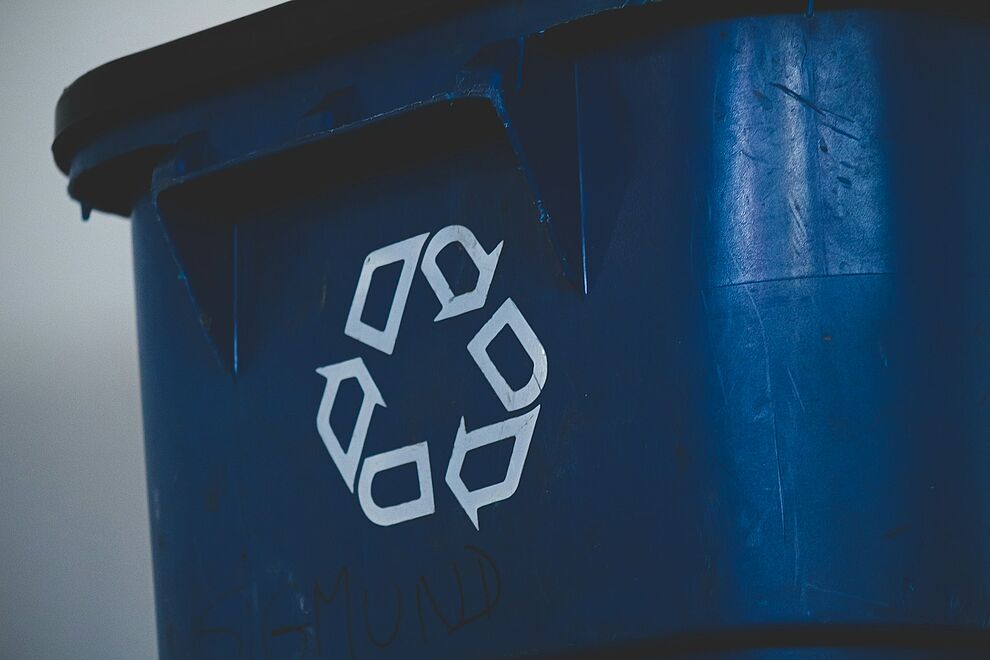 Blaue Recyclingtonne mit Recycling-Symbol als Symbol für Abfallwirtschaft, Kreislaufwirtschaft und rechtssichere Entsorgung durch Entsorgungsfachbetriebe in Bonn und NRW
