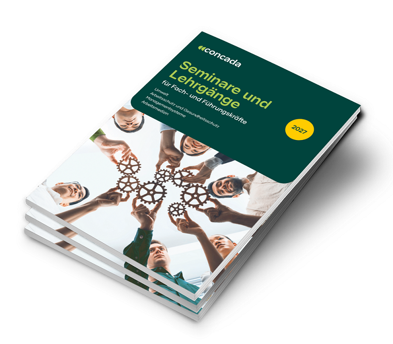 Cover des concada Seminarkatalogs 2027: Eine Gruppe von Menschen hält gemeinsam ineinandergreifende Zahnräder.