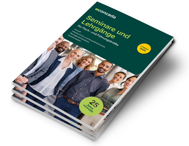 Schräg dargestellter concada Katalog „Seminare und Lehrgänge“ für das Jahr 2026. Das Titelbild zeigt mehrere Personen nebeneinander sowie Hinweise auf 25 Jahre concada.